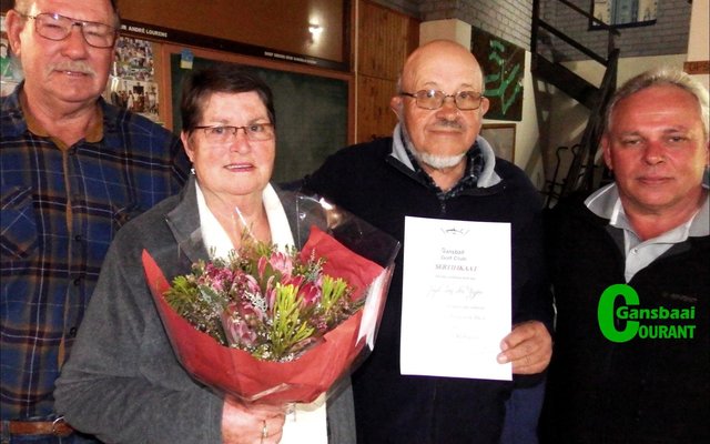 Gansbaai Gholfklub het â€˜n afskeidgeselligheid vir Sid van der Vyver met hul braai-aand gekombineer, met vlnr Bev Swart, Christine en Sid van der Vyver en Jacques Nell (Klubkaptein).