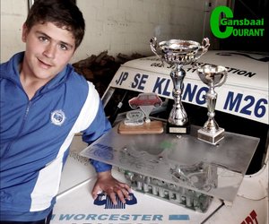 Elfjarige vreesloos agter stuur