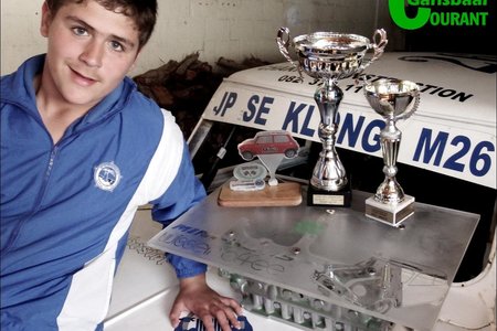 â€˜n Trotse Charl Eksteen (11) by die Austin Mini waarmee hy die vier trofeÃ« op die enjinkap tydens sy heel eerste seisoen ingepalm het.