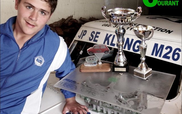 â€˜n Trotse Charl Eksteen (11) by die Austin Mini waarmee hy die vier trofeÃ« op die enjinkap tydens sy heel eerste seisoen ingepalm het.