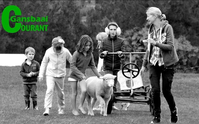 Voertuie met vreemde registrasienommers wat in bondels by huise geparkeer is, die geur van braaivleis oraloor, honde aan leisels wat hul base op uitstappies neem, kinders wat oral rondspeel â€“ sorgvry!   Dit was langnaweek in die Overstrand.  Die verkiesings- en Vrouedag het vir diÃ© welkome breek gesorg! Die weer was blou en sonnig, â€˜n walvis het kom inloer by die hawe en ons dorp se gaste net weer laat besef â€“ van Stanford tot by Pearly Beach â€“ ons bly in hemelland!