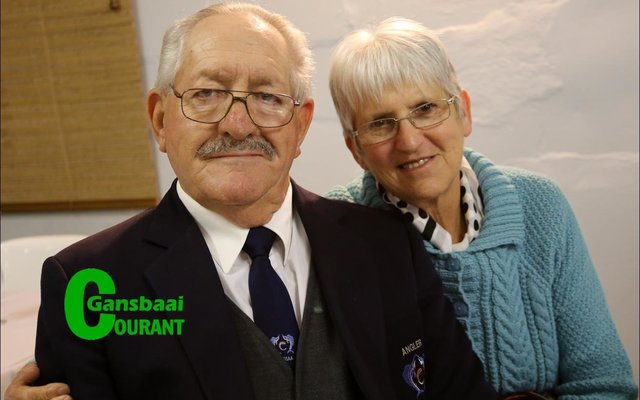 Overberg Hengelklub se oudste lid, Gert du Plessis, het Dinsdagaand sy 78ste verjaardag gevier.  By hom sit sy wederhelf, Miempie.