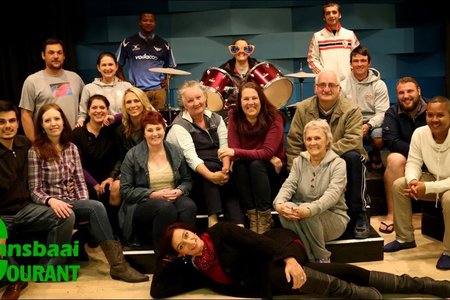 Die groep wat twee keer per week by die Pretoriussaal oefen is heel voor:  Toni Boshoff, eerste ry van links:  Deon Kilian, Roxanne Moore, Heidi Visser, Adri Nigrini, Juanita van Zyl, Maud Mostert, Yolanda Brand, Rosa RabÃ©, Koos Holtzhausen, Gericke van Eck en Verschelle Adams.  Agter: AndrÃ© en Juanita Hage, Na-Zain Anta, Karin van der Westhuizen, Rianco Holtzhausen en Corrie Avenant.  Afwesig: Patricia Zhalia, JP Rossouw en Jonathan Doyle.