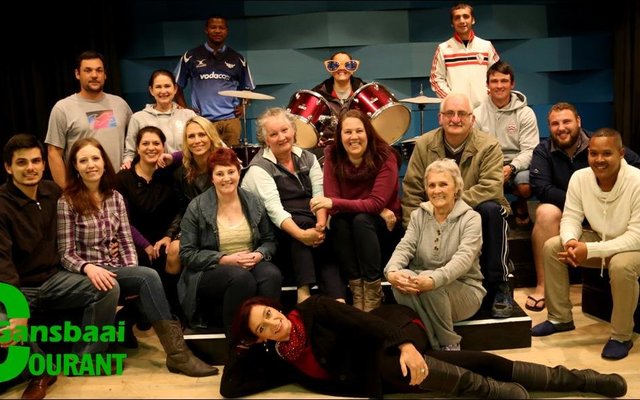 Die groep wat twee keer per week by die Pretoriussaal oefen is heel voor:  Toni Boshoff, eerste ry van links:  Deon Kilian, Roxanne Moore, Heidi Visser, Adri Nigrini, Juanita van Zyl, Maud Mostert, Yolanda Brand, Rosa RabÃ©, Koos Holtzhausen, Gericke van Eck en Verschelle Adams.  Agter: AndrÃ© en Juanita Hage, Na-Zain Anta, Karin van der Westhuizen, Rianco Holtzhausen en Corrie Avenant.  Afwesig: Patricia Zhalia, JP Rossouw en Jonathan Doyle.