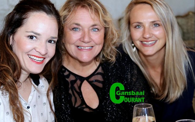 Elizma Rabe van Durbanville kuier hier saam met AdÃ©le Nel en haar dogter, Tinneke Lutzeyer van Gansbaai.