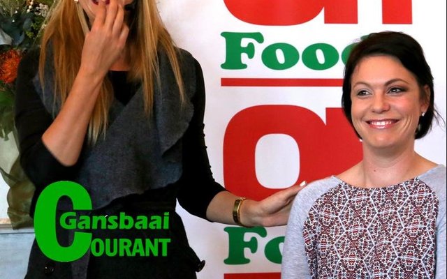 â€˜n Vrolike oomblik met Alicia Buckle (grimeerfundi) en Lyndri KotzÃ© (regs) wat gekies is as model tydens die werkswinkel.