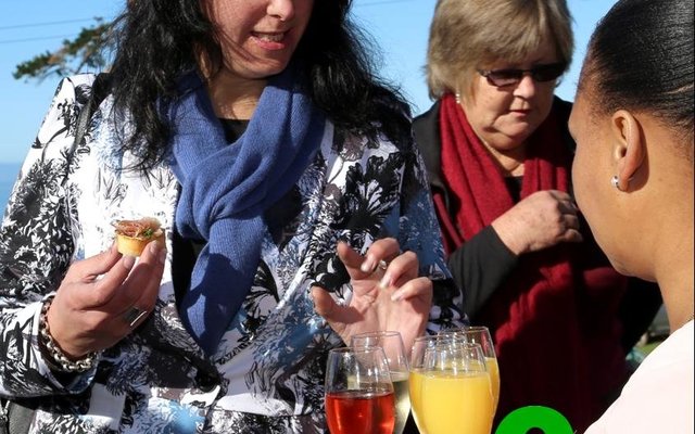 Gaste is op â€˜n rooi tapyt met vonkelwyn ontvang.