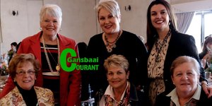 Uitgaande uitvoerende burgemeester, Nicolette Botha-Guthrie het die dag as eregas geniet saam met Lynn Groenewald en Lilian Viviers, albei van De Kelders.  Agter staan Lettie van Staden van Franskraal, Petra van Rensburg, OK Foods Gansbaai en Willene Sieberhagen, gasspreker, wat â€˜n insiggewende praatjie oor klerekasbeplanning gelewer het. 