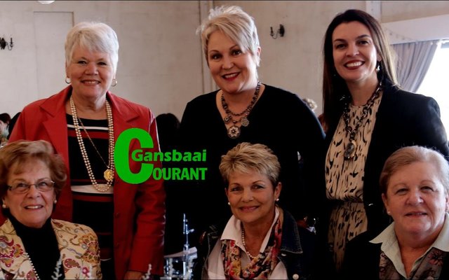 Uitgaande uitvoerende burgemeester, Nicolette Botha-Guthrie het die dag as eregas geniet saam met Lynn Groenewald en Lilian Viviers, albei van De Kelders.  Agter staan Lettie van Staden van Franskraal, Petra van Rensburg, OK Foods Gansbaai en Willene Sieberhagen, gasspreker, wat â€˜n insiggewende praatjie oor klerekasbeplanning gelewer het. 