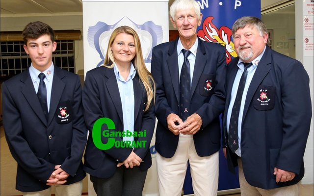 Die boot Rusty van Gustav Groenewald (heel regs) verdien beslis ook nou WP-kleure nadat sy hele span in WP-blou spog. Drie van die vier hengelaars is boonop familie. Links staan Gustav se kleinseun, Werner van Zyl (14) wat al visvang vandat hy ses jaar oud is.  Dit is die tweede jaar dat hy WP kleure verwerf. Hy is ook kaptein van die WP-juniorspan. Amanda van Staden, Gustav se dogter vang al bykans tien jaar vis en dit is ook hÃ¡Ã¡r tweede WP-jaar.  Sy is kaptein van die WP-damespan.  Chris Fourie is Dinsdagaand, 9 Augustus seremonieel gecap as WP-Hengelaar en Gustav spog met sy WP-skipper kleure.