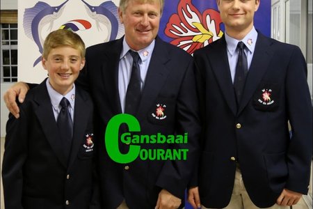 â€˜n Pa wat breÃ«bors  tussen sy twee seuns staan, is Erik Dahl (WP seniorspan â€“ 2013), met Christoff - links (WP junior 2016) en Robert (WP juniorspan 2014). Hulle is al drie lede van die Overberg Hengelklub. Christoff neem vandeesweek deel aan die Kleinbaai Bodemvis Interprovinsiale kompetisie.