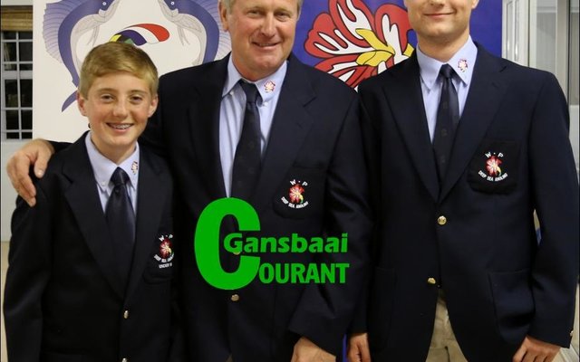 â€˜n Pa wat breÃ«bors  tussen sy twee seuns staan, is Erik Dahl (WP seniorspan â€“ 2013), met Christoff - links (WP junior 2016) en Robert (WP juniorspan 2014). Hulle is al drie lede van die Overberg Hengelklub. Christoff neem vandeesweek deel aan die Kleinbaai Bodemvis Interprovinsiale kompetisie.