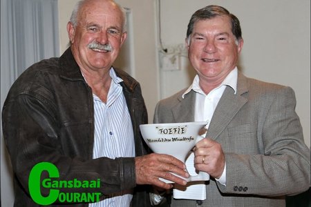 Die Foefie-beker word gedeel deur Philip Fourie en Jean Downing.  Die manne het die rooigesig-oomblik uitstekend hanteer.