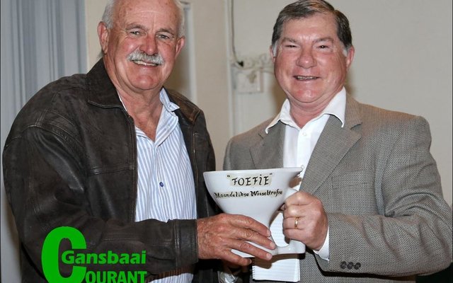 Die Foefie-beker word gedeel deur Philip Fourie en Jean Downing.  Die manne het die rooigesig-oomblik uitstekend hanteer.