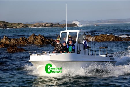 Mooiweer en bedrywig loop hand aan hand by Kleinbaai hawe.  Verlede week tydens Overberg Boothengelklub se Kleinbaai Interprovinsiale Hengeltoernooi was die bedrywigheid net nog meer so tussen die haai- en ecobote deur.  Menige besoekers het spesiaal  die hawe soggens en smiddae  besoek om die hengelbote te sien uit- en inkom in die hawe.  Op die foto vaar die WP Junior-span die baai binne na â€˜n lang dag op die water. Lees meer van die gesogte hengelkompetisie by die Sportafdeling. Foto: Marinda van der Walt