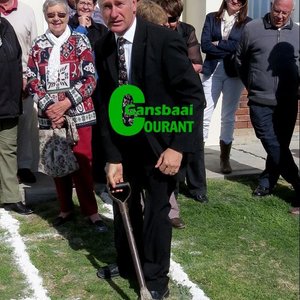 Ds Willie Kotze spit die eerste sooi vir die uitbreiding van die Pretoriussaal. 