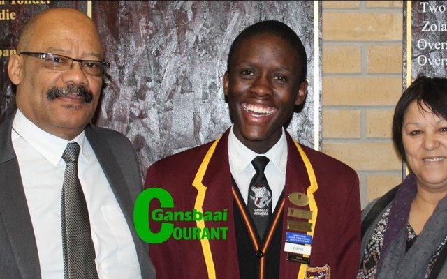Analo Yawa (middle), who will be representing the Western Cape at the Nationals of Public Speech Competition in Pretoria, with Mr Tommy Wilson (headmaster Gansbaai Academia) and Ms Mona Matthews.