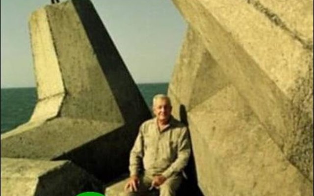 â€˜n Trotse Aubrey Kruger, ontwerper van die dolos, sit hier in Oos-London hawe tussen sy uitvindsels.