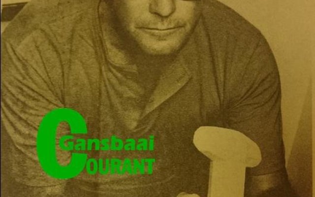 Aubrey Kruger in sy destydse kantoor (1966) met â€˜n  dolos-model wat deur hom ontwerp is.