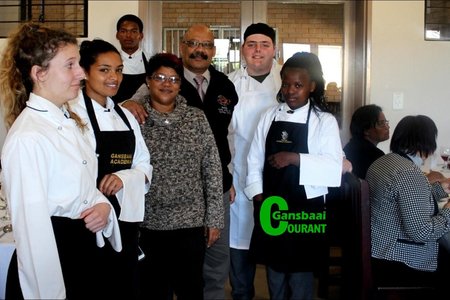 â€˜n Groep Gasvryheidleerders van Gansbaai Academia wat hul jaar afgesluit het, saam met mnr. Tommy Wilson (skoolhoof) en me Carol Gillion.