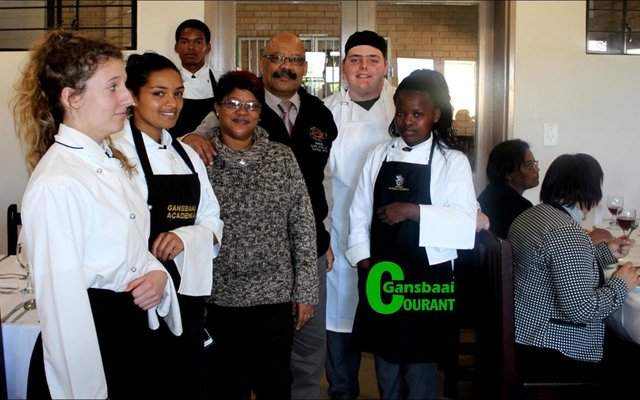 â€˜n Groep Gasvryheidleerders van Gansbaai Academia wat hul jaar afgesluit het, saam met mnr. Tommy Wilson (skoolhoof) en me Carol Gillion.