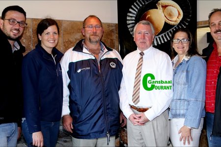 Die opgradering van die netbal- en tennisbane by Laerskool Gansbaai, gaan nie net tot voordeel van die kinders wees nie, maar ook vir die dorp se sakegemeenskap.  Van links staan JP Coetzer (Premier Fishing), Lize Schoonbee (Aqunion), Michael Geldenhuys (Voorsitter: Laerskool Gansbaai Beheerliggaam), Eben van der Merwe (skoolhoof), ChrizÃ¼lene van Niekerk projekkoÃ¶rdineerder) en haar man, Morkel van Niekerk (Gansbaai Superspar). 