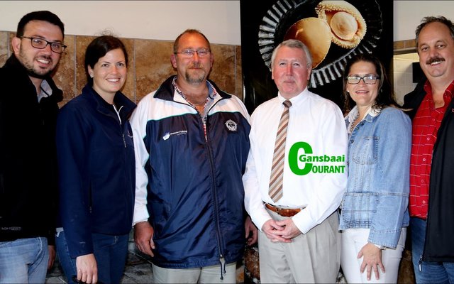 Die opgradering van die netbal- en tennisbane by Laerskool Gansbaai, gaan nie net tot voordeel van die kinders wees nie, maar ook vir die dorp se sakegemeenskap.  Van links staan JP Coetzer (Premier Fishing), Lize Schoonbee (Aqunion), Michael Geldenhuys (Voorsitter: Laerskool Gansbaai Beheerliggaam), Eben van der Merwe (skoolhoof), ChrizÃ¼lene van Niekerk projekkoÃ¶rdineerder) en haar man, Morkel van Niekerk (Gansbaai Superspar). 