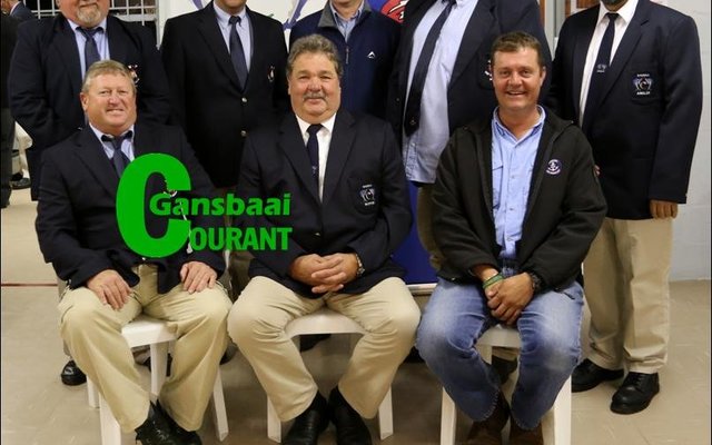Voor vlnr sit Mark Truter van Gordonsbaai - Cavalier, Lucas Holtzhausen van die Overbergklub â€“ Dadâ€™s Toy en Louis Becker van Gordonsbaai â€“ S-Catman. Agter vlnr van Kleinbaai, Gustav Groenewald â€“ Rusty, Colin Joubert van Gordonsbaai â€“ Haven, Wayne Midd-leton van Franskraal â€“ Way Point 1, Thys Louw van Overberg â€“ Sophie en Pieter Welgemoed van Gordonsbaai â€“ Mandrie.