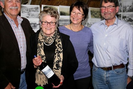 Betrokkenes by Gansbaai Wynproegilde se byeenkoms, met vlnr Altus le Roux, Amanda de Vries, Yngvild Steytler (bemarker) en Danie Steytler (wynmaker en aanbieder).