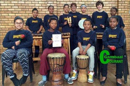 Voor  vlnr  Salmah  Sydow, Sindisiwe Makhamba, Nahum Plaatjies en Kelsey  Montagu.  Agter vlnr  is SadÃ© October, Nicole Dreyer, Imaan Sydaow, me. Felicity Beukes, Kia McKay, Jade Coetzee en Busiswa Mhlontlo.