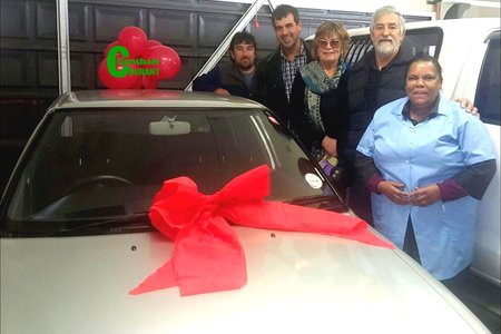Sophie Aploon  (regs) was uit die veld geslaan toe haar werkgewer haar verras met â€˜n Toyota Tazz, kompleet met rooi strik en al, hier saam met vlnr Marius, Andries, Emily en Matie Nowers. Bygedra:  Gerrit Cloete