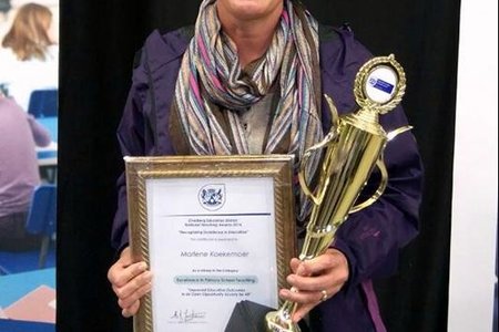 Marlene Koekemoer van Laerskool Gansbaai pas nadat sy die toekenning vir Uitnemendheid in PrimÃªre Skool Onderrig ontvang het.