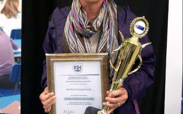Marlene Koekemoer van Laerskool Gansbaai pas nadat sy die toekenning vir Uitnemendheid in PrimÃªre Skool Onderrig ontvang het.