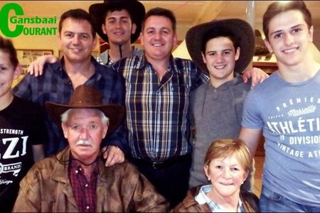 Hier  glimlag  Piet en Gerda Otto saam met   hulle span van ses Ottoâ€™s -Jaco, Wikus, Charl, Gerhard, Jaundre en Tiaan.