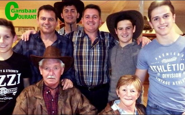 Hier  glimlag  Piet en Gerda Otto saam met   hulle span van ses Ottoâ€™s -Jaco, Wikus, Charl, Gerhard, Jaundre en Tiaan.