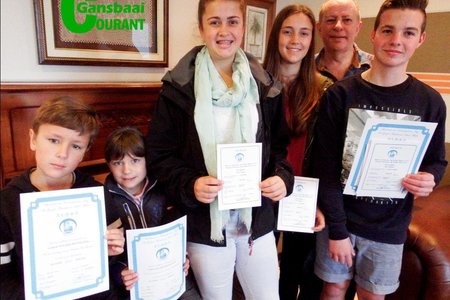 Pieter van der Merwe (tweede van regs) saam met sy  musiekleerders wat hul musieksertifikate ontvang het, vlnr Elmar van der Westhuizen, Cara van der Westhuizen, Janike van Niekerk, Zulene van Niekerk en Tiaan Le Roux Boshoff. 