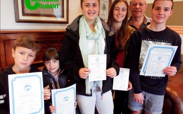 Pieter van der Merwe (tweede van regs) saam met sy  musiekleerders wat hul musieksertifikate ontvang het, vlnr Elmar van der Westhuizen, Cara van der Westhuizen, Janike van Niekerk, Zulene van Niekerk en Tiaan Le Roux Boshoff. 