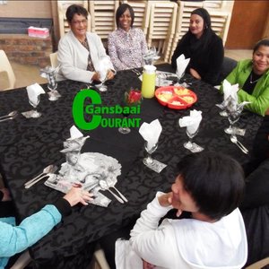 Ontspanne oomblikke by een van die netjies versierde tafels, met agter vlnr Moira Opperman, Eliza Felix en Mercia May.