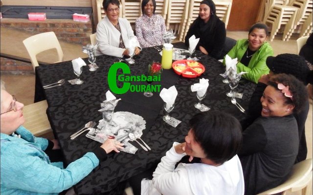 Ontspanne oomblikke by een van die netjies versierde tafels, met agter vlnr Moira Opperman, Eliza Felix en Mercia May.