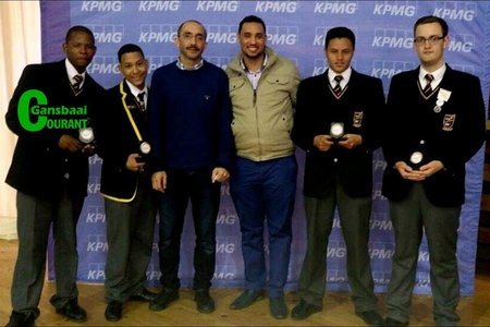 Gansbaai Academia se JSE/Liberty Life maanduitdaging-wenners, met vlnr Eugene Jacobs, Dee-Jay Slamat, mnr. Gamiet, mnr. Wilton Phillips (onderwyser), Llewellyn Davids en Heinrich van der Merwe. 