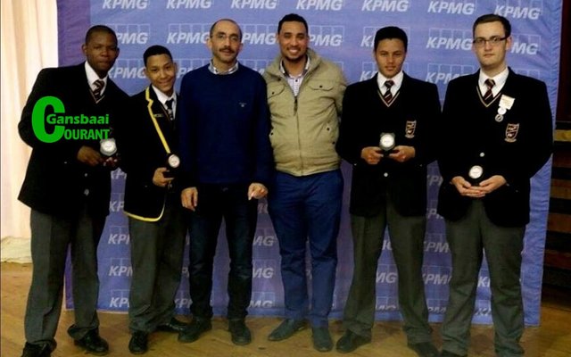 Gansbaai Academia se JSE/Liberty Life maanduitdaging-wenners, met vlnr Eugene Jacobs, Dee-Jay Slamat, mnr. Gamiet, mnr. Wilton Phillips (onderwyser), Llewellyn Davids en Heinrich van der Merwe. 