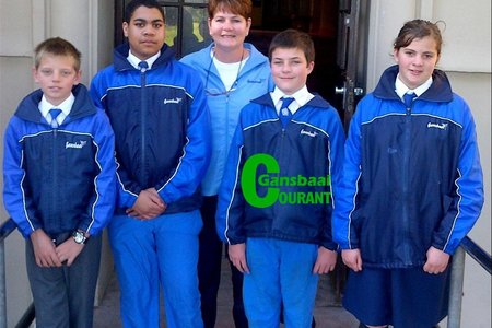 Laerskool Gansbaai se Astro Gansies wat uitstekend gevaar het in die finale rondte van die Astroquiz, vlnr Nicolas Rock, Marlin Europa, Jolette Bezuidenhout (opvoeder), Derek Brown en Riana le Roux.