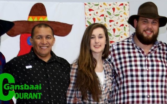 Die Mexikaanse tafel is beman deur Marlin Kaptein, Craig Gillion, Anria Nel, Gericke van Eck en Carlo Kondokter.  Maria Tobias, die vrou agter die kospotte, verskyn nie op die foto nie.  