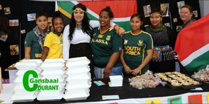 Sandra Boshoff (heel links) was die Suid-Afrikaanse sjef wat heerlike bobotie en koeksisters voorgesit het.  Hier staan sy saam met haar span van links: Mashate Boshoff, Andrea Wildschut, Chanel Perrumel, Nicole Jantjies, Jo-Marie Joseph en June Prins.