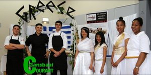 Die nuwe bistro-restaurant in die dorp, Serendipity, se sjefs het Griekse kos voorgesit en is vlnr Juandre Anderson, DeWet Visser en Adriaan Kruger saam met hulle helpers: Elandre Hans, Shaida Cupido, Amy Wolhuter en Bujiswa Nojozi.