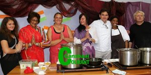 Die restaurant, Blue Goose is bekend vir hulle kerriegeregte en om IndiÃ« te  verteenwoordig  was  dus  â€˜n  natuurlike  keuse.   Van  links poseer Annelize Geertz, Julia Wilson, Antoinette Geertz  en die Blue Goose span.