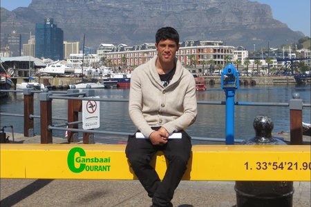 Francois Groenewald van Ovies sit hier in die raam waar toeriste letterlik toustaan vir fotoâ€™s met Tafelberg as agtergrond tydens sy besoek aan die Waterfont en die Cape Einsteins se uitstalling.