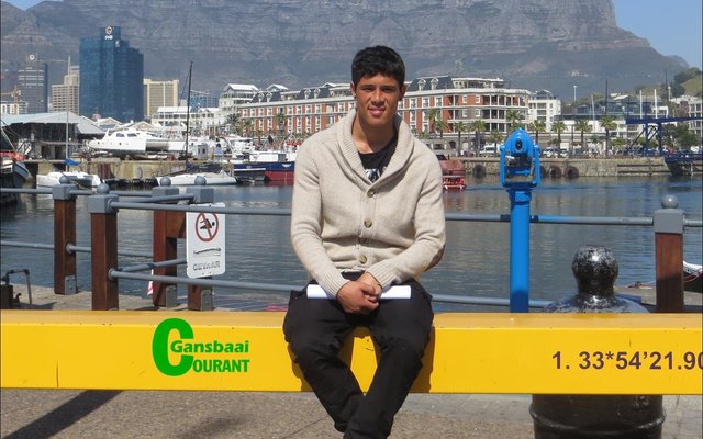 Francois Groenewald van Ovies sit hier in die raam waar toeriste letterlik toustaan vir fotoâ€™s met Tafelberg as agtergrond tydens sy besoek aan die Waterfont en die Cape Einsteins se uitstalling.