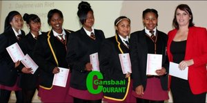 Die o/19-netbalspan is van links:  ChantÃ© October, Nerine Williams, Nicole Jangies, Erin Hansen, Jo-Maree Joseph, Zadia Plaaitjies en hul afrigter, Rialet Groenewald.