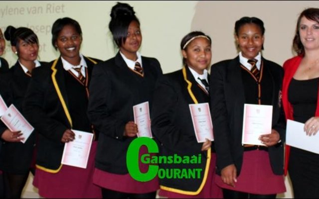 Die o/19-netbalspan is van links:  ChantÃ© October, Nerine Williams, Nicole Jangies, Erin Hansen, Jo-Maree Joseph, Zadia Plaaitjies en hul afrigter, Rialet Groenewald.